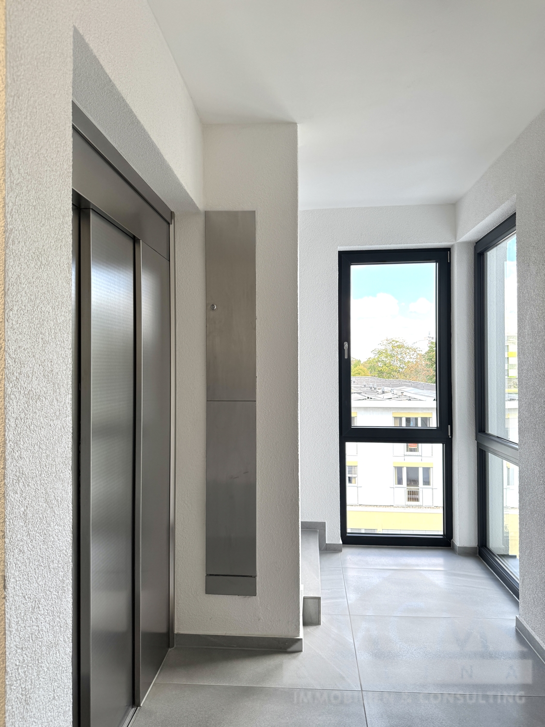 Treppenhaus mit Aufzug