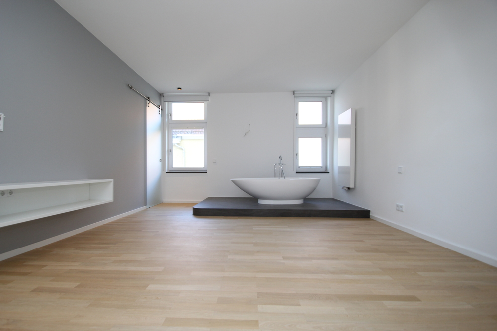 Schlafzimmer mit Wanne