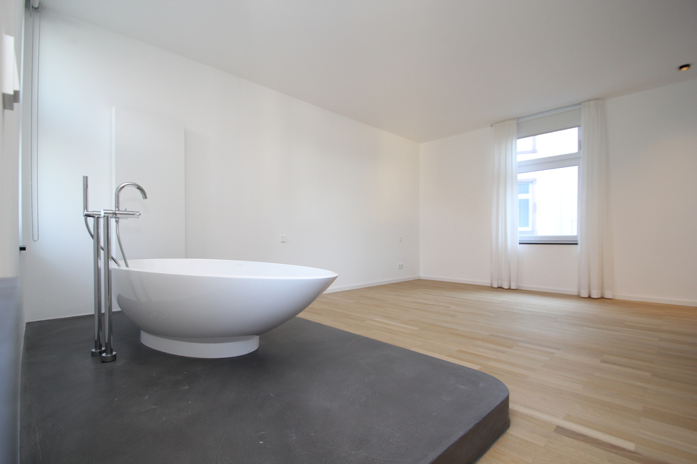 Schlafzimmer mit Wanne