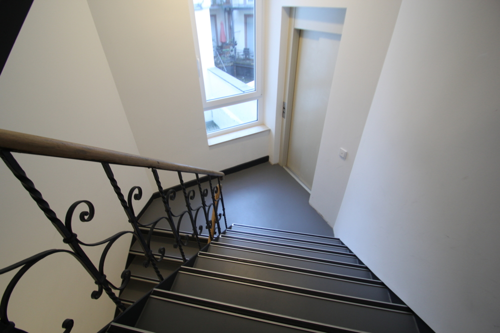 Treppebhaus mit Aufzug